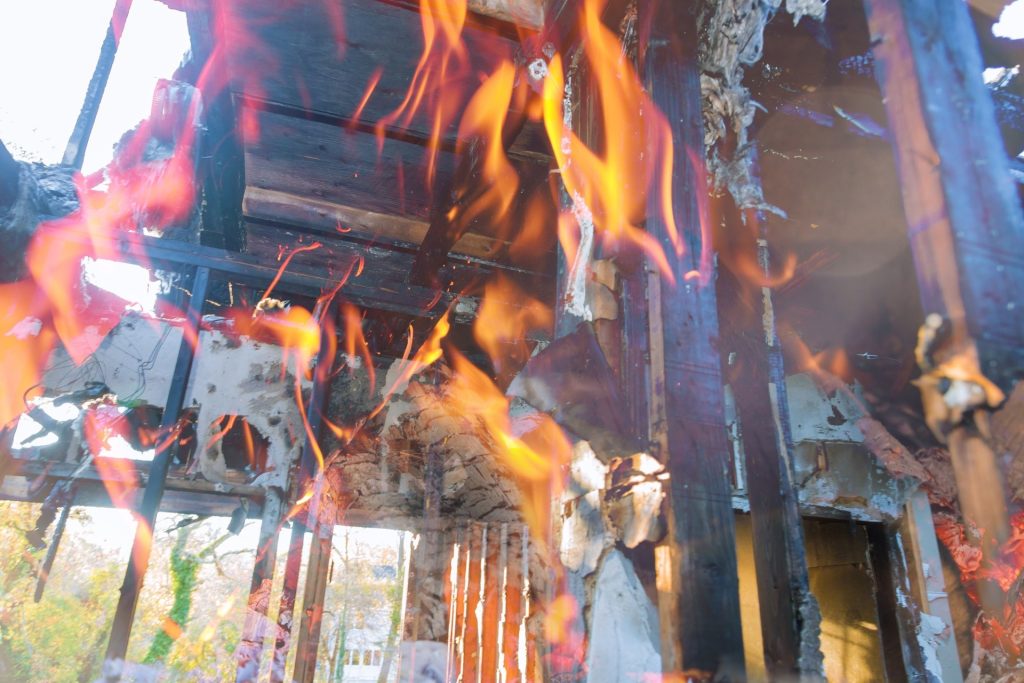 Inicio Fire over the roof of the burning house